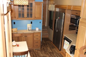 Jääkaappi, mikroaaltouuni, uuni, liesi