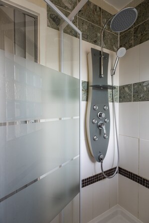 Dusche, Haartrockner, Handtücher, Seife