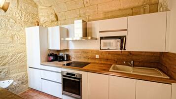 Geladeira, micro-ondas, fogão, cooktop