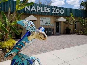 Property grounds - Naples Beach house with heated Pool & Spa (Naples)