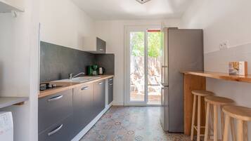 Refrigerador, microondas, horno y cafetera y tetera