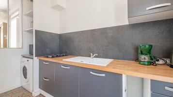 Refrigerador, microondas, horno y cafetera y tetera