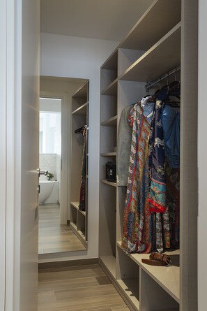 Literie de qualité supérieure, matelas mémoire de forme, minibar
