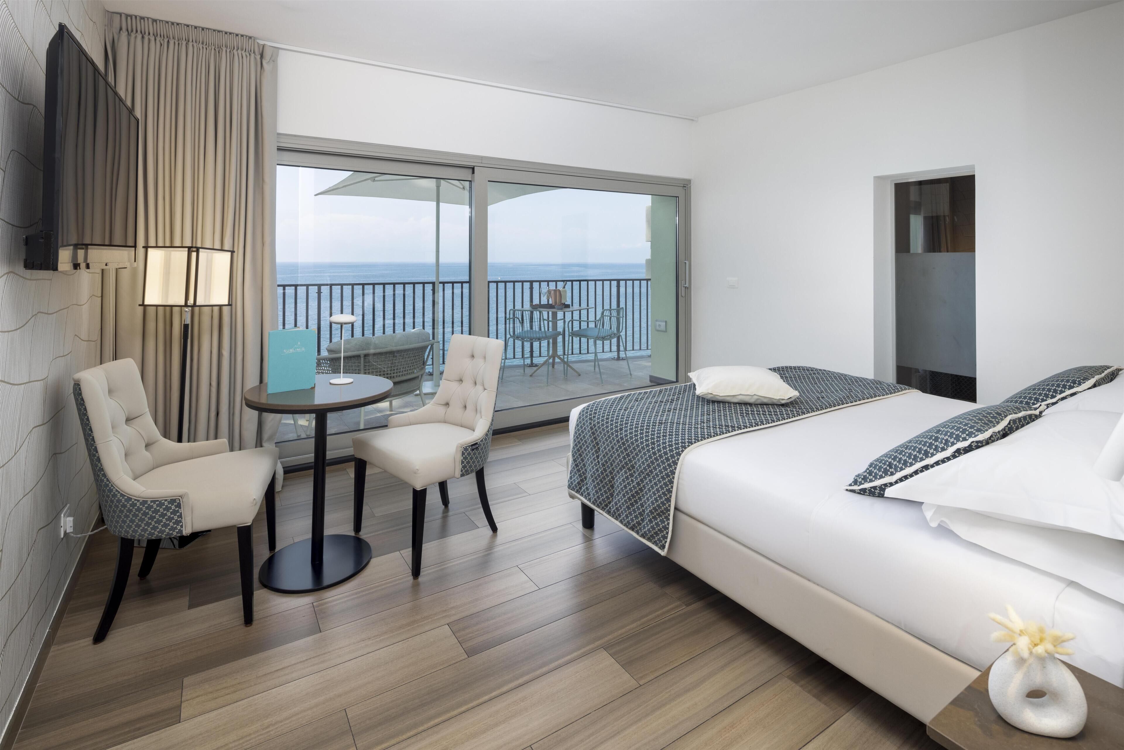 Suite junior, 1 cama de matrimonio, terraza, vistas al mar | Ropa de cama de alta calidad, colchones viscoelásticos, minibar