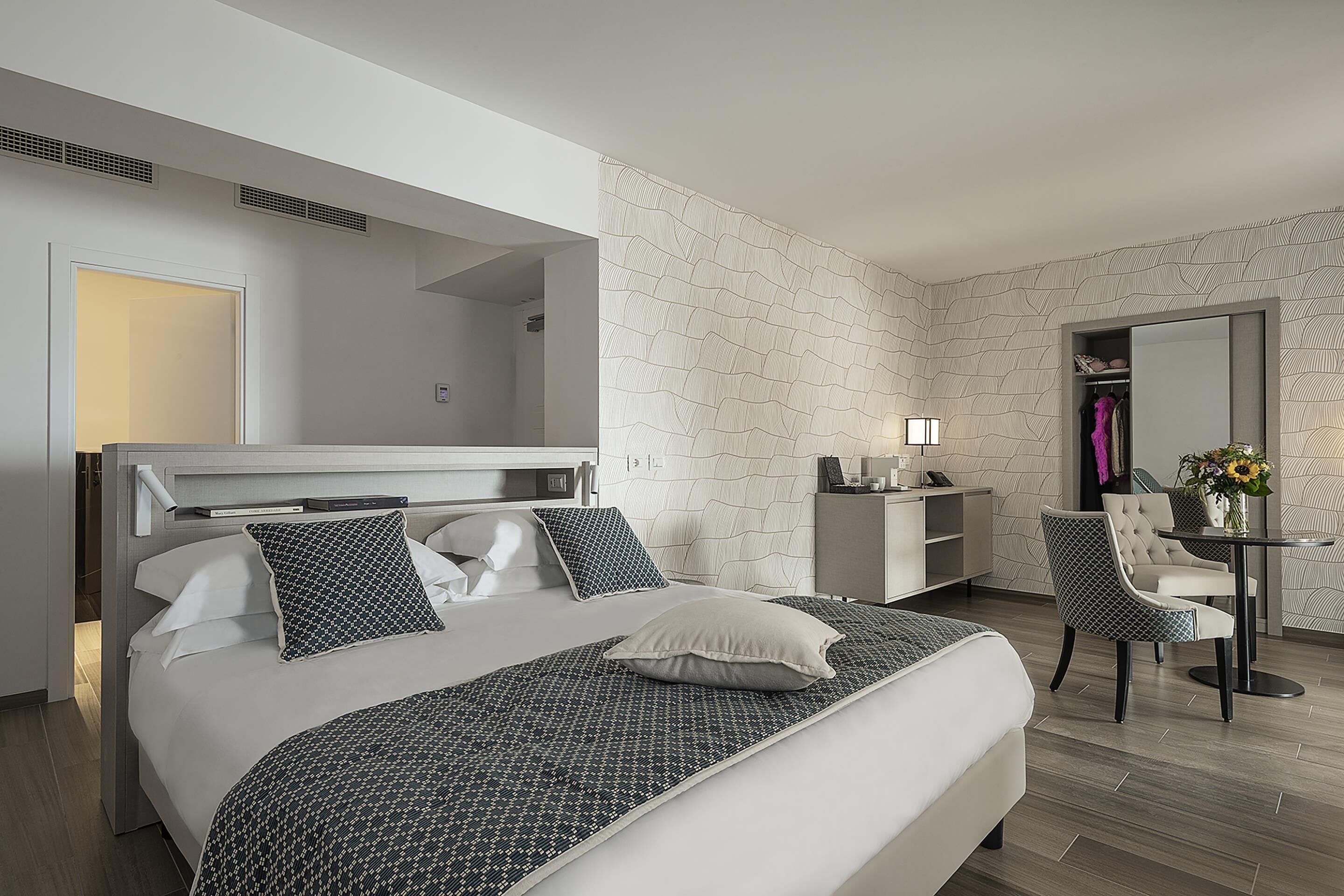 Habitación Deluxe, 1 cama de matrimonio, terraza, vistas al mar | Ropa de cama de alta calidad, colchones viscoelásticos, minibar