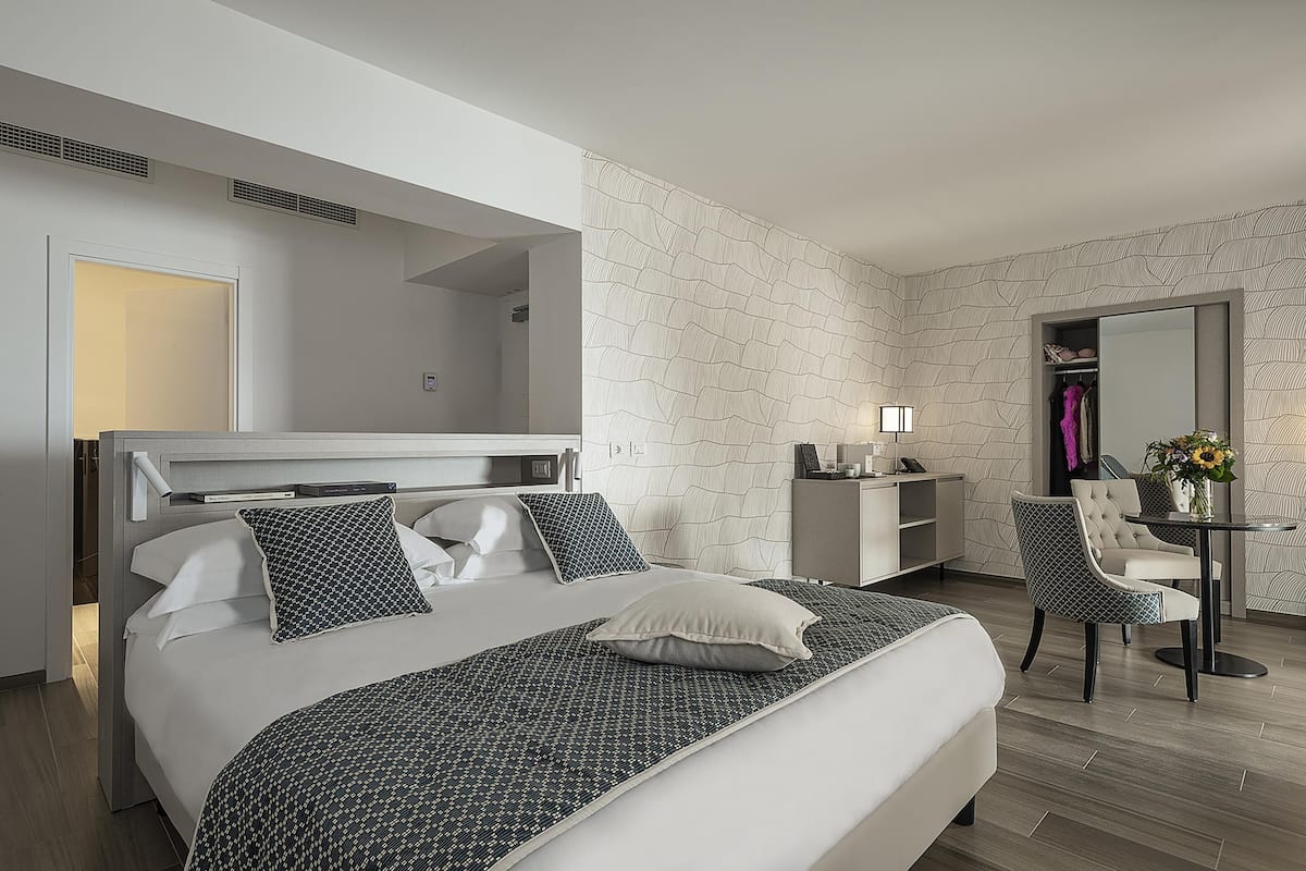 Habitación Deluxe, 1 cama Queen size, Terraza, vista al mar | Ropa de cama de alta calidad, camas con efecto memoria y minibar