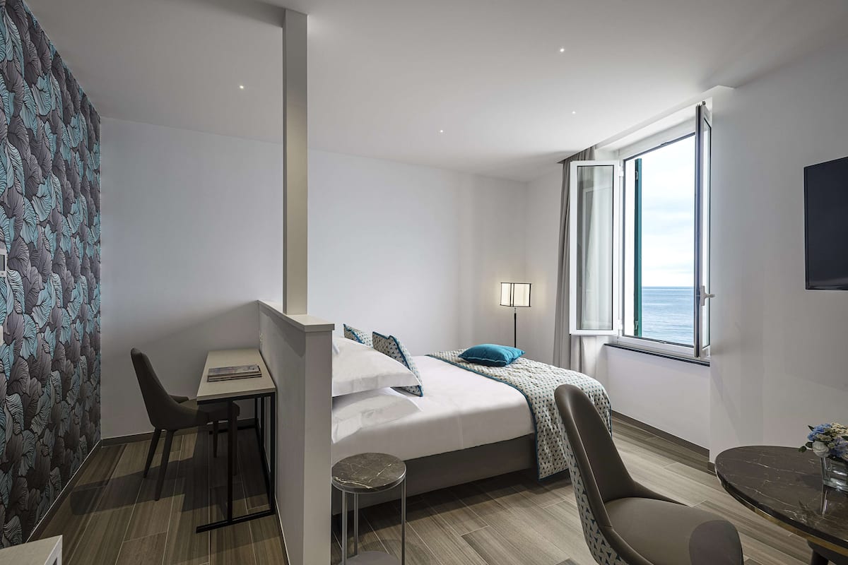 Literie de qualité supérieure, matelas mémoire de forme, minibar
