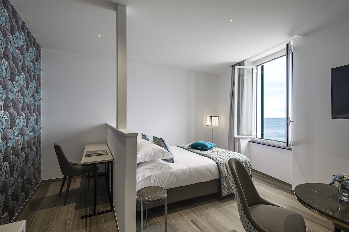 Habitación Confort, 1 cama Queen size, para no fumadores, vista al mar | Ropa de cama de alta calidad, camas con efecto memoria y minibar