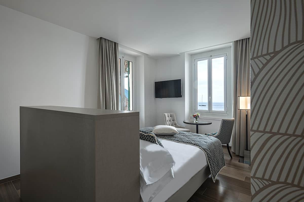Habitación Confort, 1 cama Queen size, Terraza, vista al mar | Ropa de cama de alta calidad, camas con efecto memoria y minibar