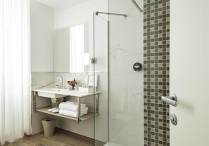 Habitación Deluxe, 1 cama Queen size, para no fumadores, vista al mar | Ropa de cama de alta calidad, camas con efecto memoria y minibar 