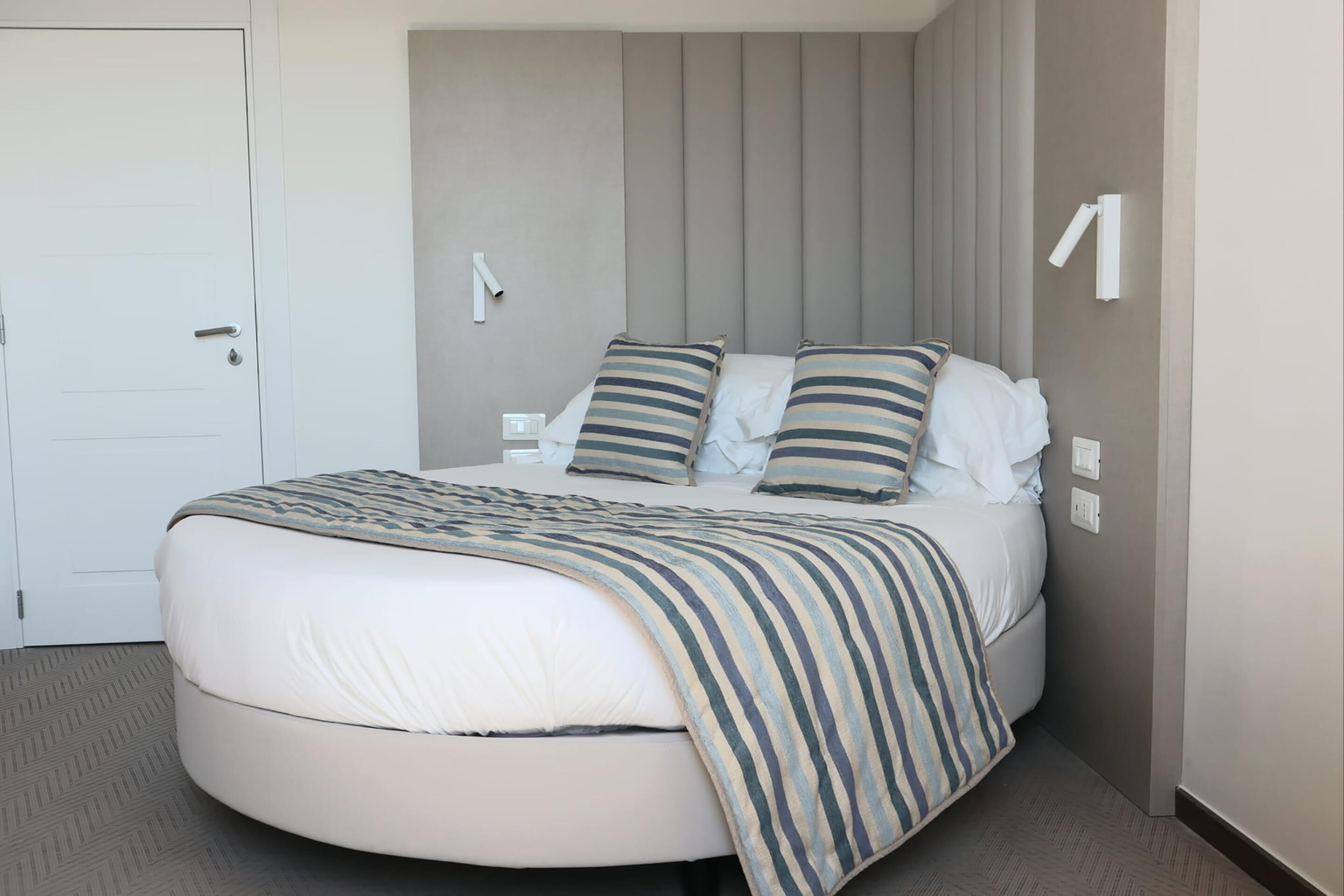 Habitación Confort, 1 cama de matrimonio, no fumadores, vistas al mar | Ropa de cama de alta calidad, colchones viscoelásticos, minibar