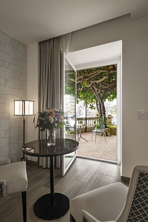 Ropa de cama de alta calidad, camas con efecto memoria y minibar 