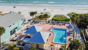 Ein Strandhotel mit Pool, Zugang zum Strand und Blick aufs Meer.