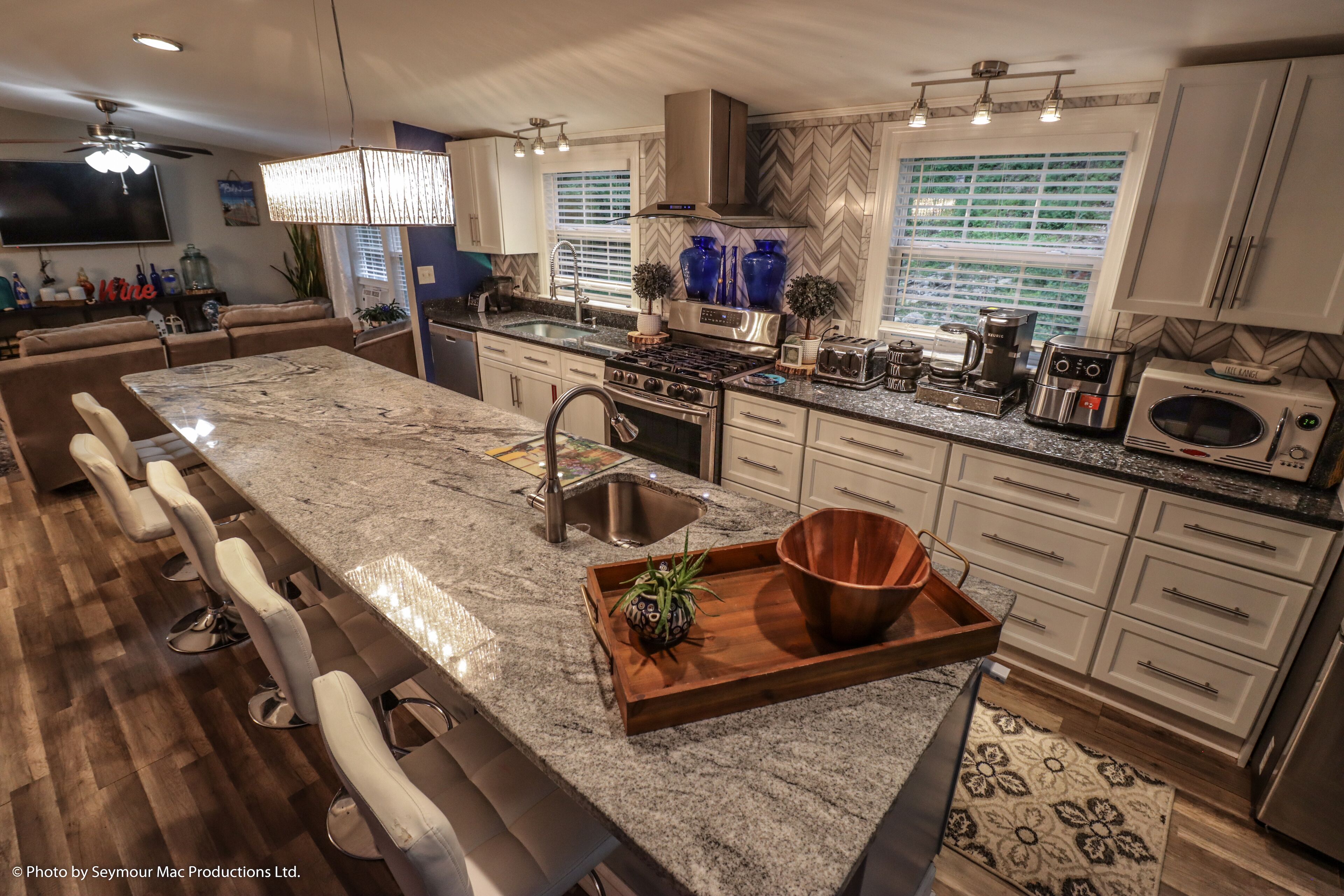 Luxe Entertainers Retreat | Mins to Ski | HotTub/Games/Firepit/Sauna & Cinema! l