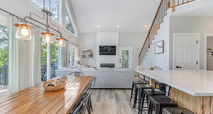 Lake Gaston Retreat 2-Story Boathouse, Jump Deck, Sleeps 16