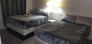 1 habitación, tabla de planchar con plancha, wifi gratis y ropa de cama