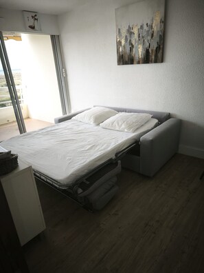 1 bedroom, WiFi - Waterfront apartment (Le Grau-du-Roi)