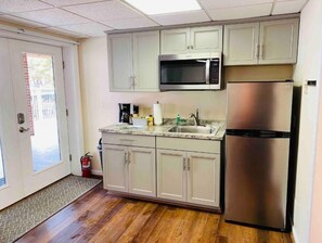 Refrigerador, microondas, cafetera y tetera y tostadora 