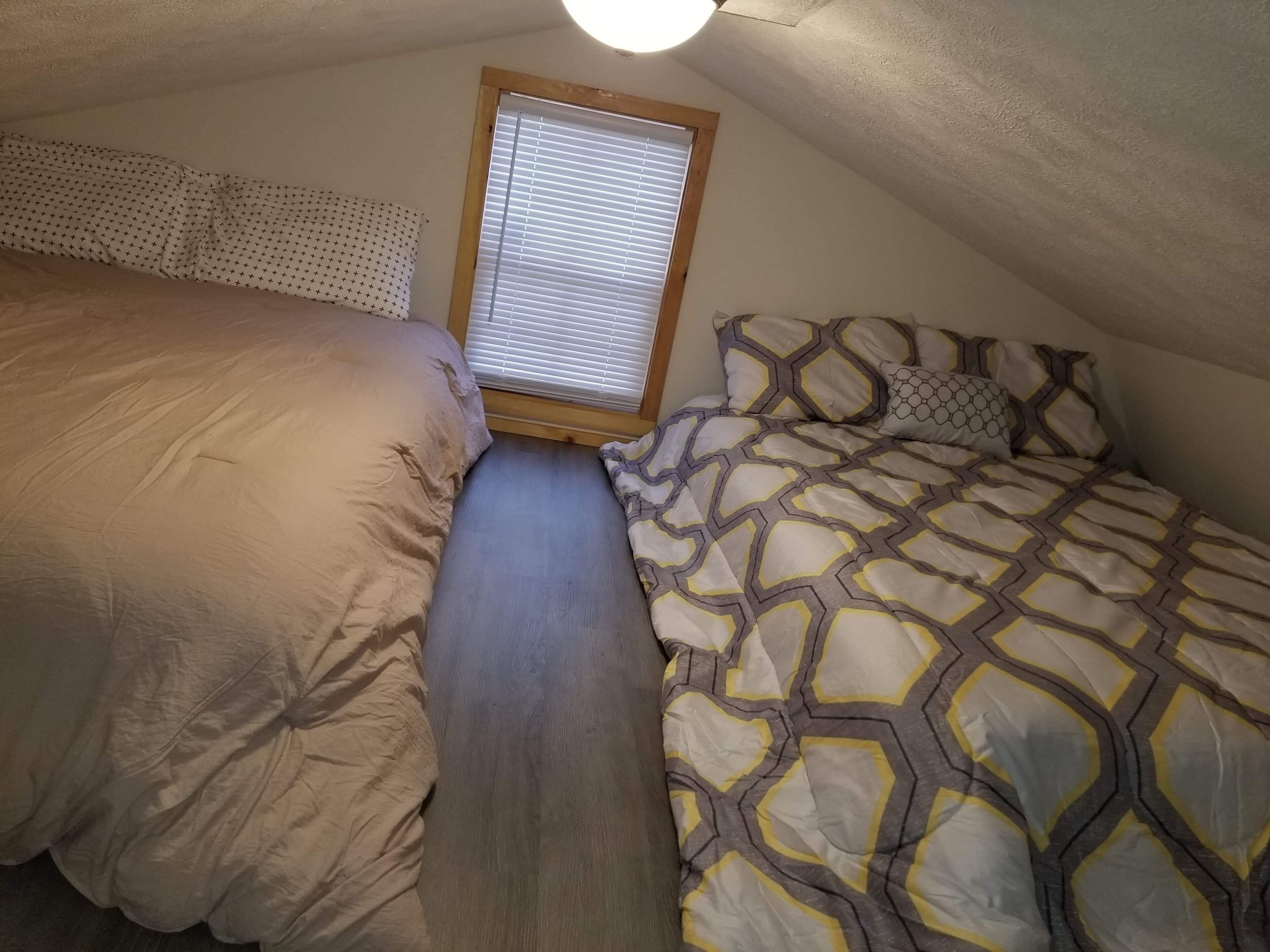 Large Cabin Sleeps 10