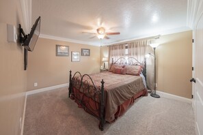 4 bedrooms, iron/ironing board, WiFi, bed sheets