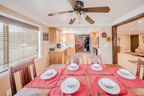 Dining - Classy, Clean & Comfortable - Close to Downtown (Kanab)