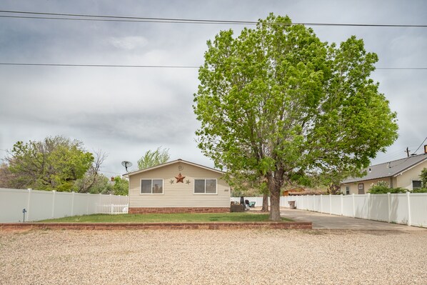 Property grounds - Classy, Clean & Comfortable - Close to Downtown (Kanab)