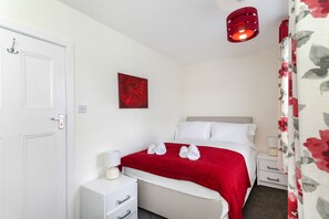 3 bedrooms, iron/ironing board, free WiFi, bed sheets - Cranbrook Street -  a serviced apartment that sleeps 5 guests  in 3 bedrooms (Nottingham)