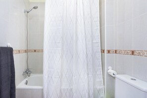 Bathtub, towels