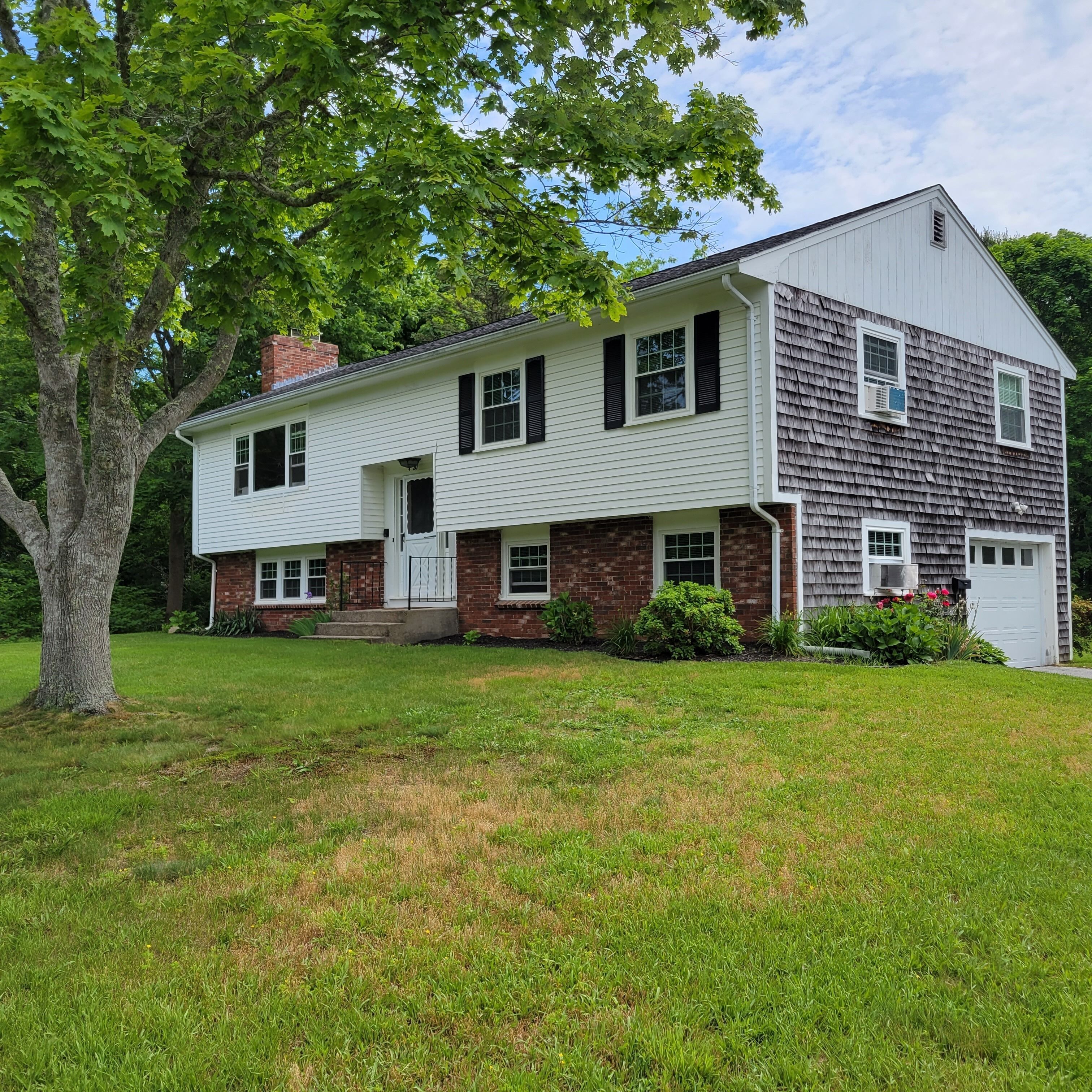 Spacious, newly renovated home and  just a 3 min drive to Craigville Beach.