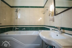 تجهيزات دش، حوض استحمام بنظام ضخ المياه، مجففات شعر، مناشف