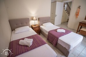 3 عدّة غرف نوم وخزنة داخل الغرفة ومكواة/لوح كي وسرير سفر