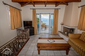 Fernseher, Kamin, DVD-Player, Bücher