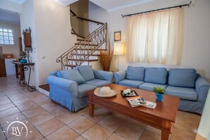 Fernseher, Kamin, DVD-Player, Bücher