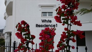 Un edificio con un cartello che riporta la scritta 'White Residence1'.