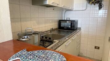 Frigorifero, forno, macchina per tè/caffè, bollitore elettrico