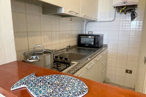 Fridge, oven, stovetop, coffee/tea maker