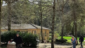 A building with a tiled roof, surrounded by trees and a gravel path. - Village of 10 lodgings with heated outdoor swimming pool, restaurant on 1 hectare (Calviac en Périgord)