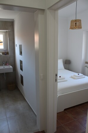 6 bedrooms, travel crib, free WiFi, bed sheets
