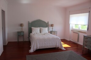 6 bedrooms, travel crib, free WiFi, bed sheets