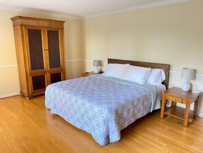 2 Schlafzimmer, Schreibtisch, Bügeleisen/Bügelbrett, Reisekinderbett