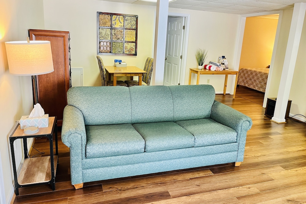 The Franklin Estate - Suite E- Private Apt-KingBed