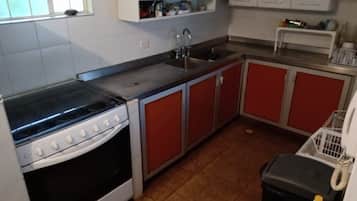 Réfrigérateur, four, plaque de cuisson, cafetiÚre/bouilloire