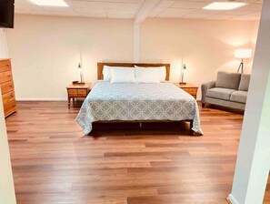 1 bedroom, desk, iron/ironing board, travel cot - The Franklin Estate - Suite F-Private Apt-King Bed (Ruckersville)