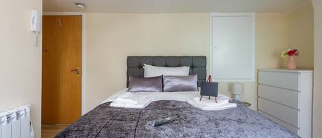 Deluxe-Apartment, mit Bad, Blick auf den Innenhof (Flat 3) | Zimmerausstattung