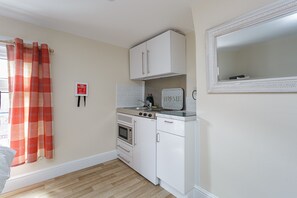 Standard Apartment, Ensuite, City View (Flat 4 ) | Private kitchen