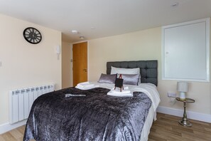 Deluxe Apartment, Ensuite, Courtyard View (Flat 3) | Room amenity - St Mary's Modern Central Huge Studio Apartments (Southampton)