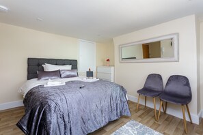 Deluxe Apartment, Ensuite, Courtyard View (Flat 3) | Room amenity - St Mary's Modern Central Huge Studio Apartments (Southampton)