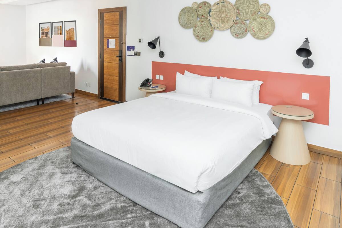 Minibar, caja de seguridad en la habitación y escritorio