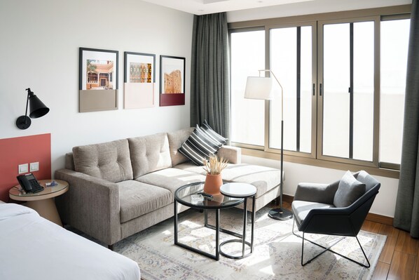 Minibar, in-room safe, desk, soundproofing - Dara Hotel Qurtubah (Riyadh)