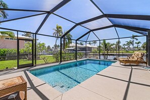 A heated pool - 3/2 Heated Pool, Waterfront w/ Boat Lift! (Saint James City)